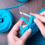 Elegância em cada ponto, aprenda a fazer a clutch de crochê com fecho metálico e pérolas