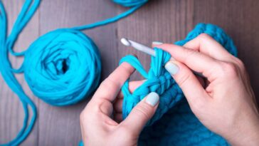 Elegância em cada ponto, aprenda a fazer a clutch de crochê com fecho metálico e pérolas