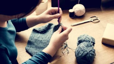 Aqueça seus dias frios com esse cachecol de crochê feito por você mesma