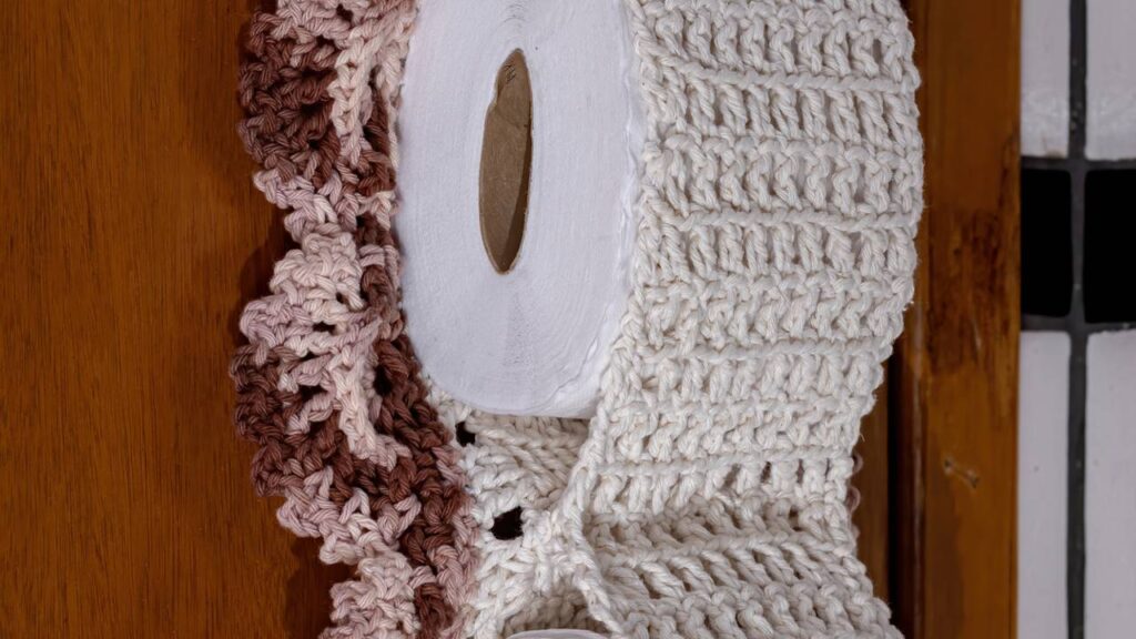 Porta-papel higiênico em crochê para organizar e decorar o banheiro com charme
