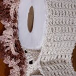 Porta-papel higiênico em crochê para organizar e decorar o banheiro com charme