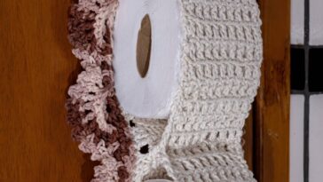 Porta-papel higiênico em crochê para organizar e decorar o banheiro com charme