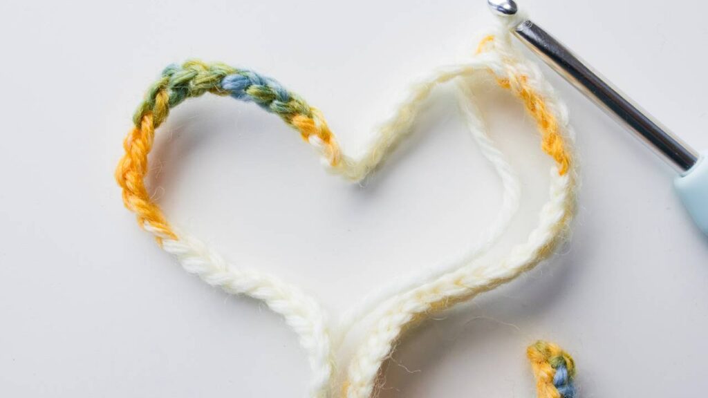 Essa bolsa de crochê é tudo o que faltava no seu look artesanal