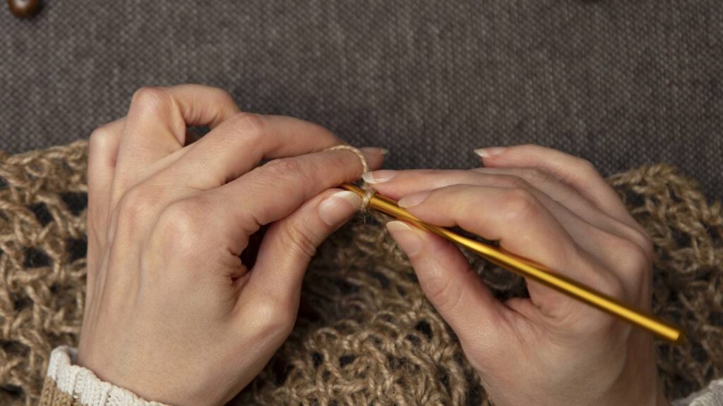 Jogo americano e guardanapo em crochê com bico floral para mesa posta charmosa