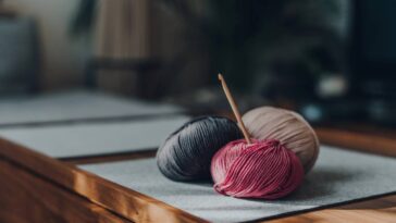 Jaqueta bomber de crochê com punhos canelados para conforto