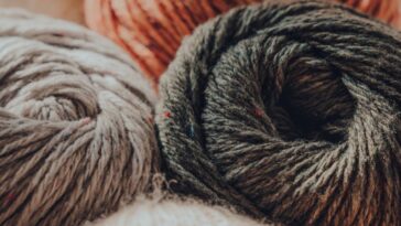 Bolsa transversal pequena com tampa estruturada para usar com praticidade