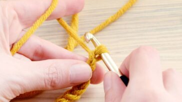 Amigurumi peso de porta flor para decorar e manter portas no lugar