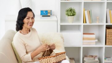 Xale triangular com pontos rendados para aquecer com elegância