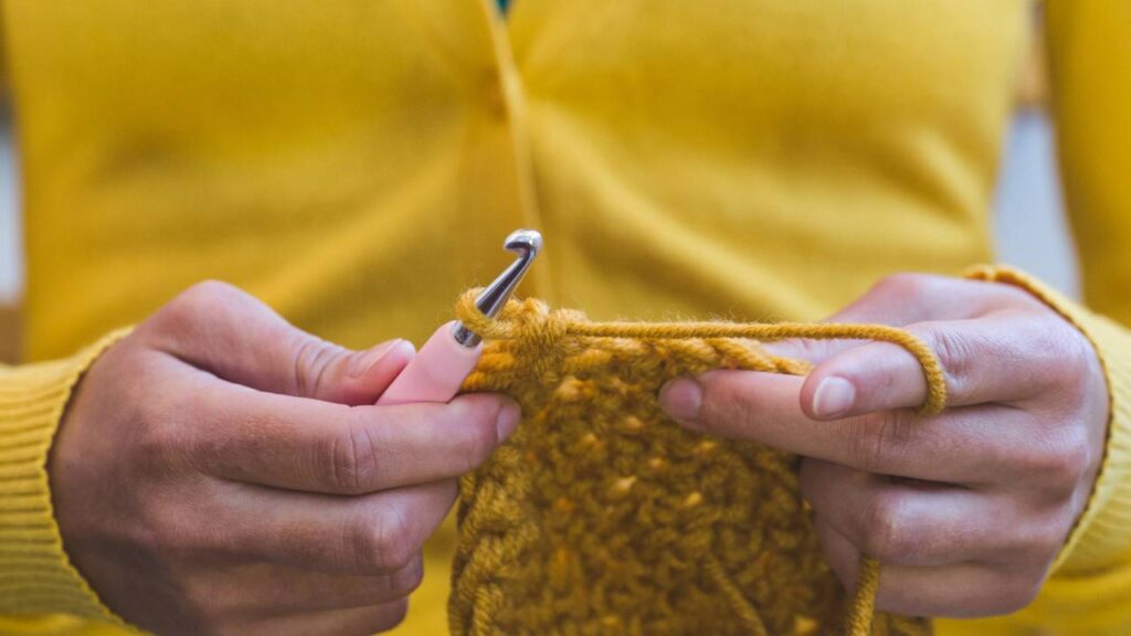 Tapete redondo em crochê minimalista para decorar com leveza