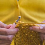 Tapete redondo em crochê minimalista para decorar com leveza