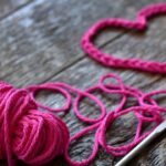 O truque de crochê que deixa seus cabos organizados e ainda decora