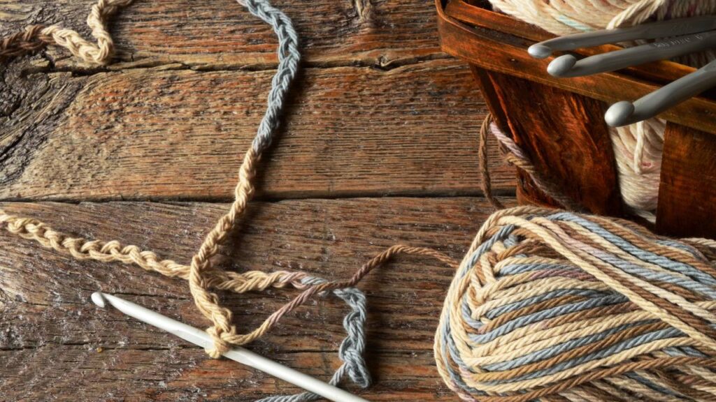 Luminária de crochê bege areia para um ambiente acolhedor e elegante