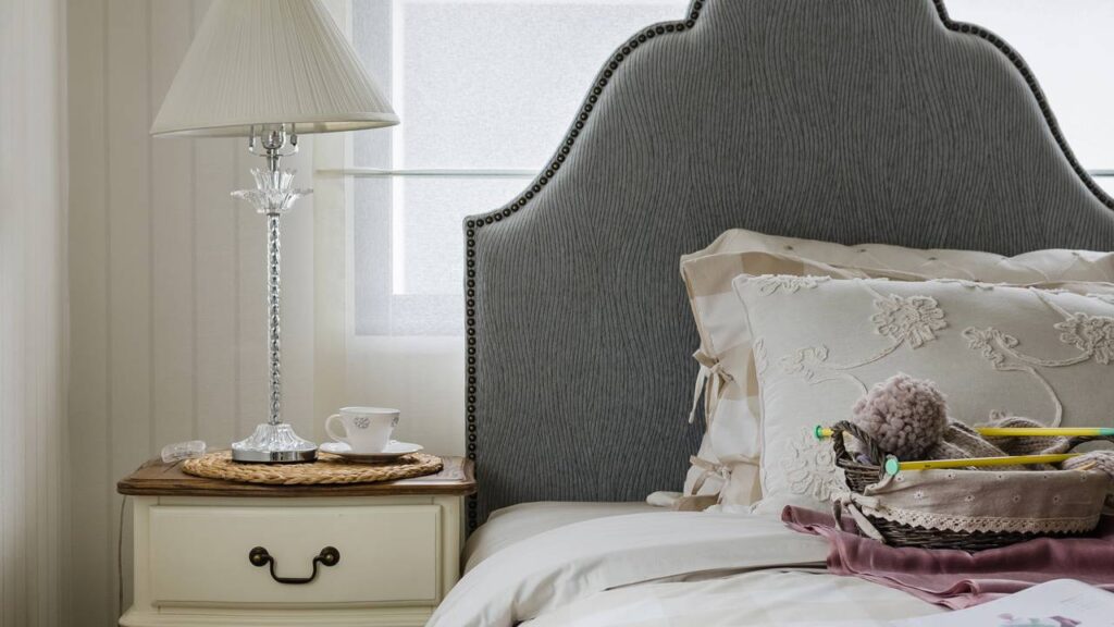 Essa ideia simples transformou meu quarto e liberou espaço de sobra