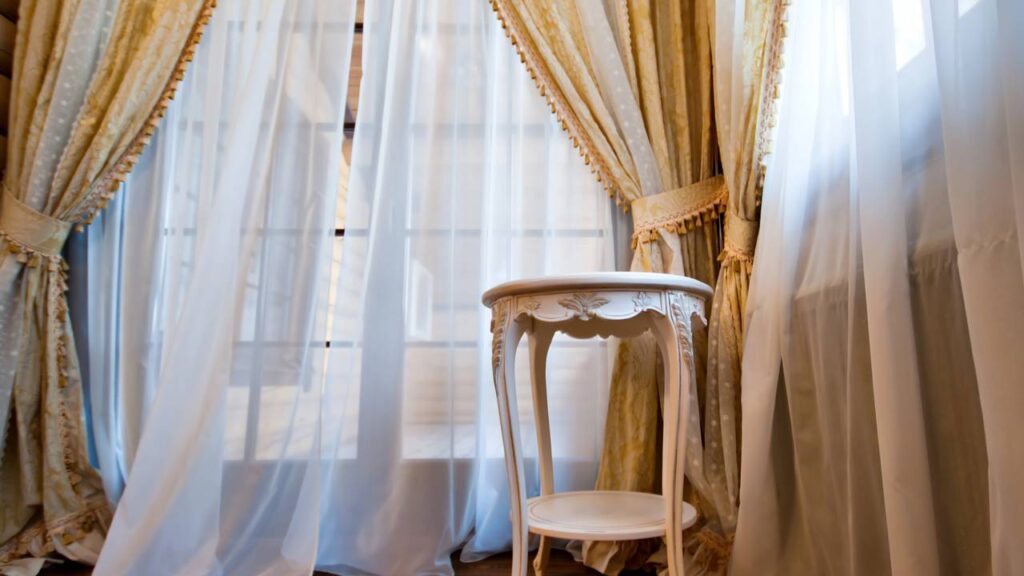 As melhores ideias para reaproveitar cortinas velhas e renovar sua casa