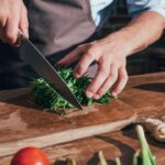 O truque caseiro mais indicado por especialistas para limpar tábuas de cozinha