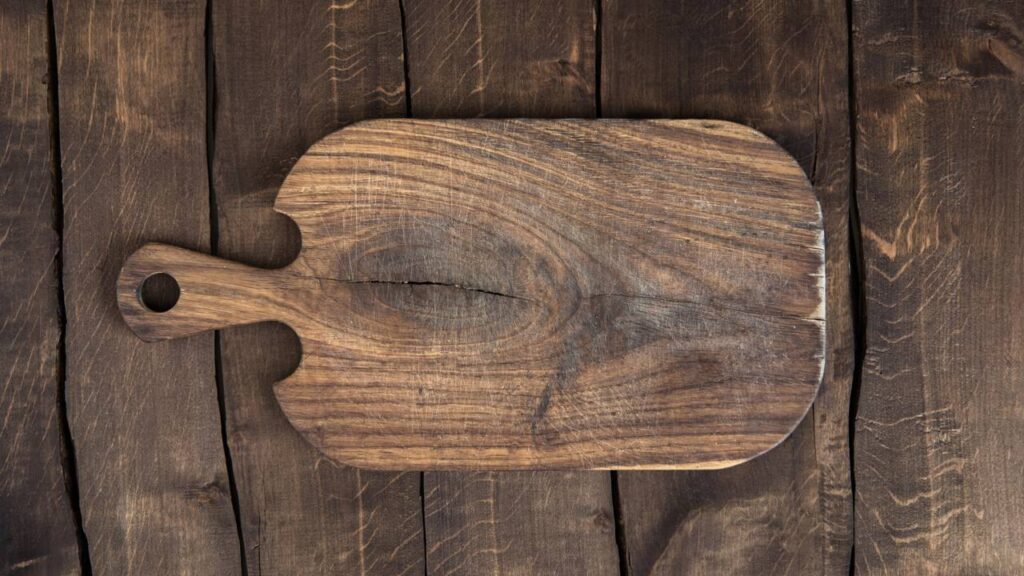 O truque caseiro mais indicado por especialistas para limpar tábuas de cozinha