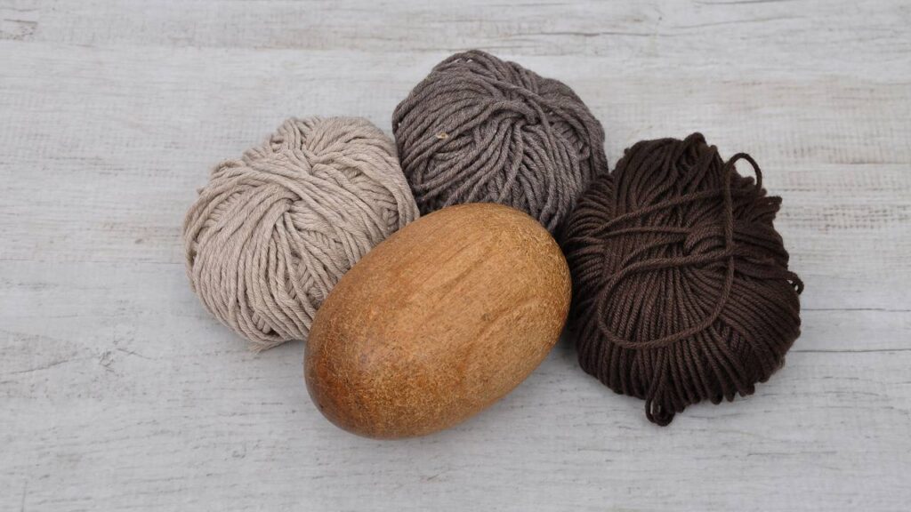 Sousplat de crochê com flores em relevo para mesas encantadoras e charmosas