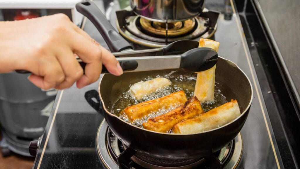 Adeus ao cheiro de fritura! Essa dica simples tira o cheiro e refresca o ambiente em minutos