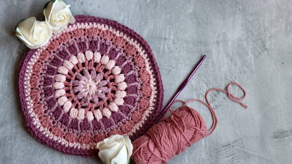 Descanso de panela quadrado de crochê para proteger a mesa com estilo