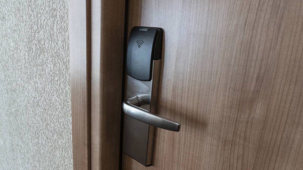 Adeus fechaduras! Esse item dispensa chaves e virou símbolo de segurança em casas modernas