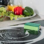 Essa combinação simples acaba com a gordura mais difícil da cozinha em segundos