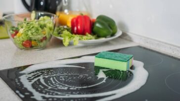 Essa combinação simples acaba com a gordura mais difícil da cozinha em segundos