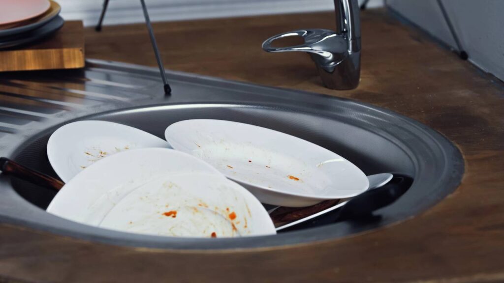 Essa combinação simples acaba com a gordura mais difícil da cozinha em segundos