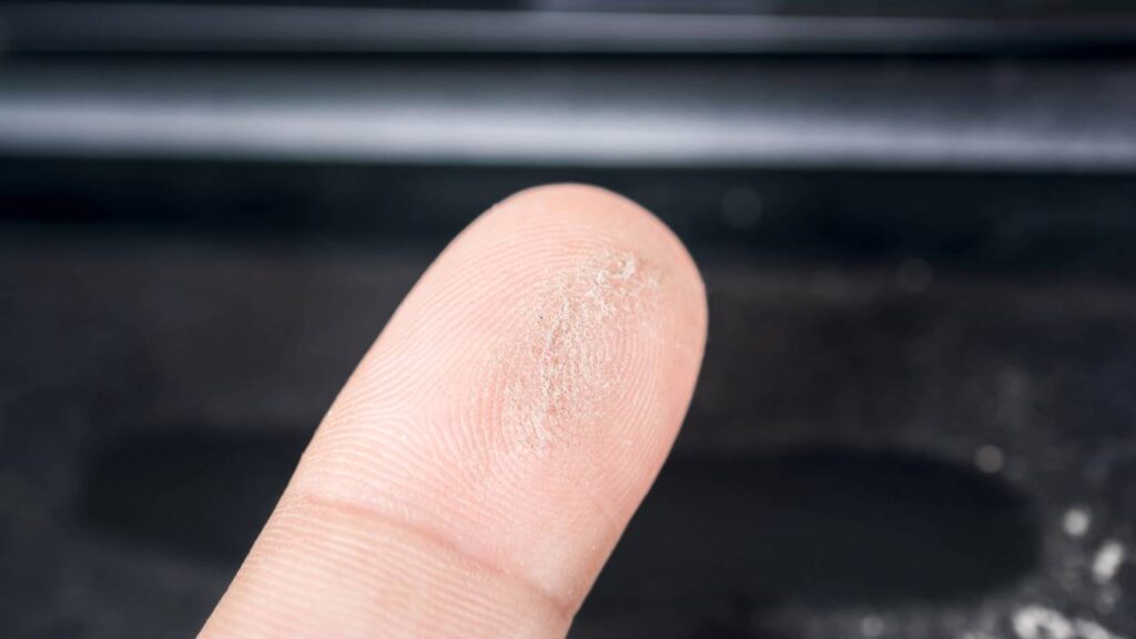 O segredo caseiro que está bombando por manter os móveis limpos por dias