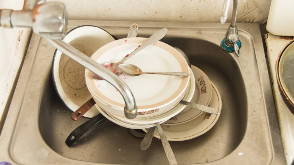 Método japonês para organizar pratos que entrega mais praticidade e menos quebras