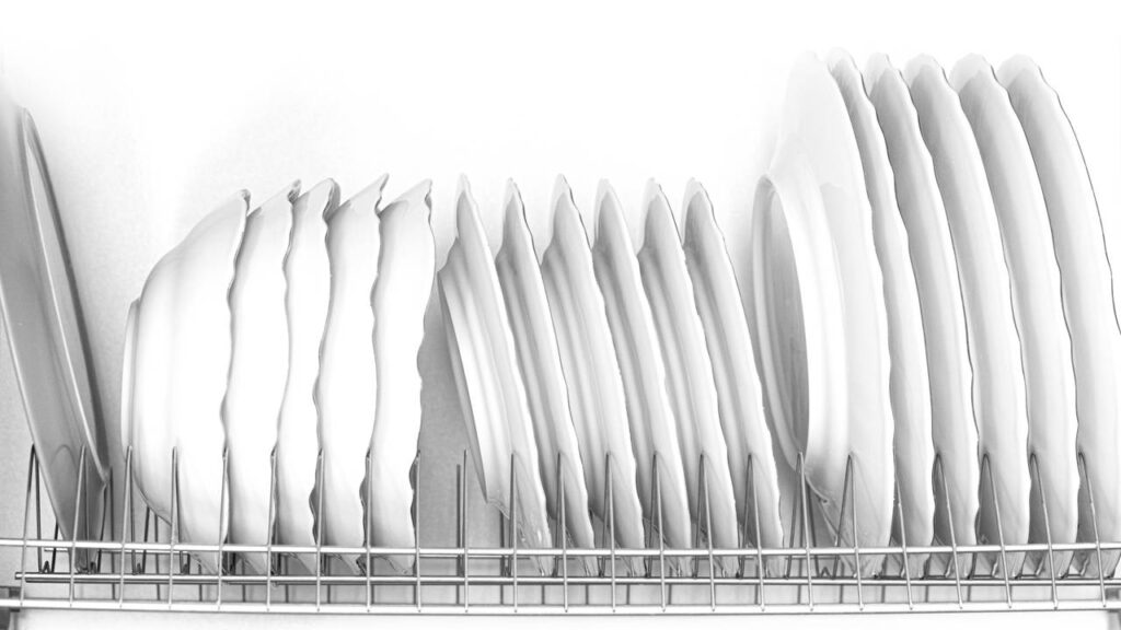 Método japonês para organizar pratos que entrega mais praticidade e menos quebras