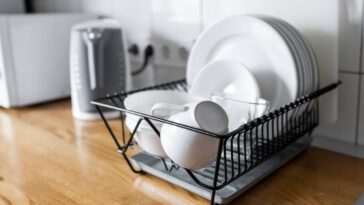 Adeus escorredor comum! Cozinhas modernas estão trocando esse item comum por isso