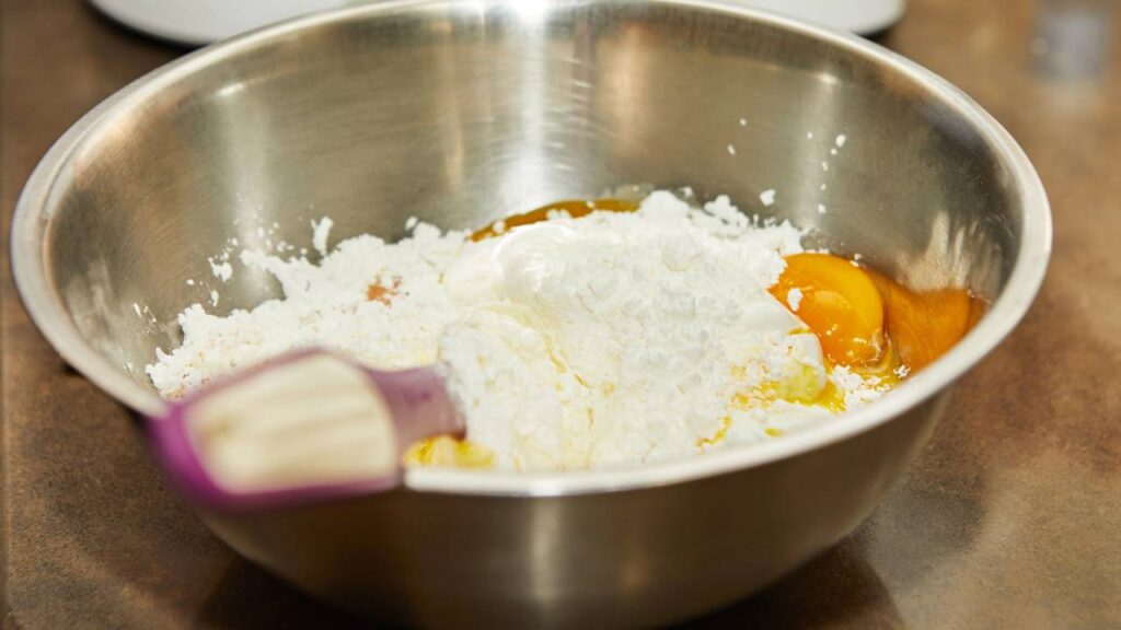 Essa mistura simples salvou meu bolo e meu sofá no mesmo dia