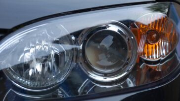 O truque com vinagre que deixa o farol do carro como novo em minutos