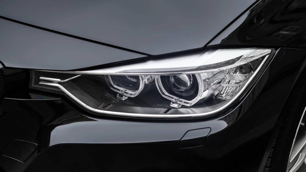 O truque com vinagre que deixa o farol do carro como novo em minutos