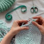 Sapato ou rasteirinha de crochê com sola artesanal e ponto fechado para conforto e estilo