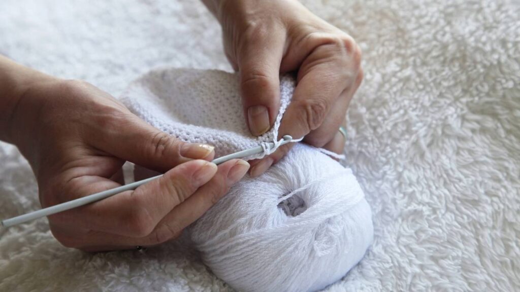 Saída de praia em crochê com fio de linho e algodão e efeito see-through elegante