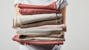 Os 5 passos para aplicar o método burrito e secar roupa mais rápido em dias de chuva