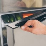 Essa dica com rolhas de vinho salvou minha geladeira do mau cheiro