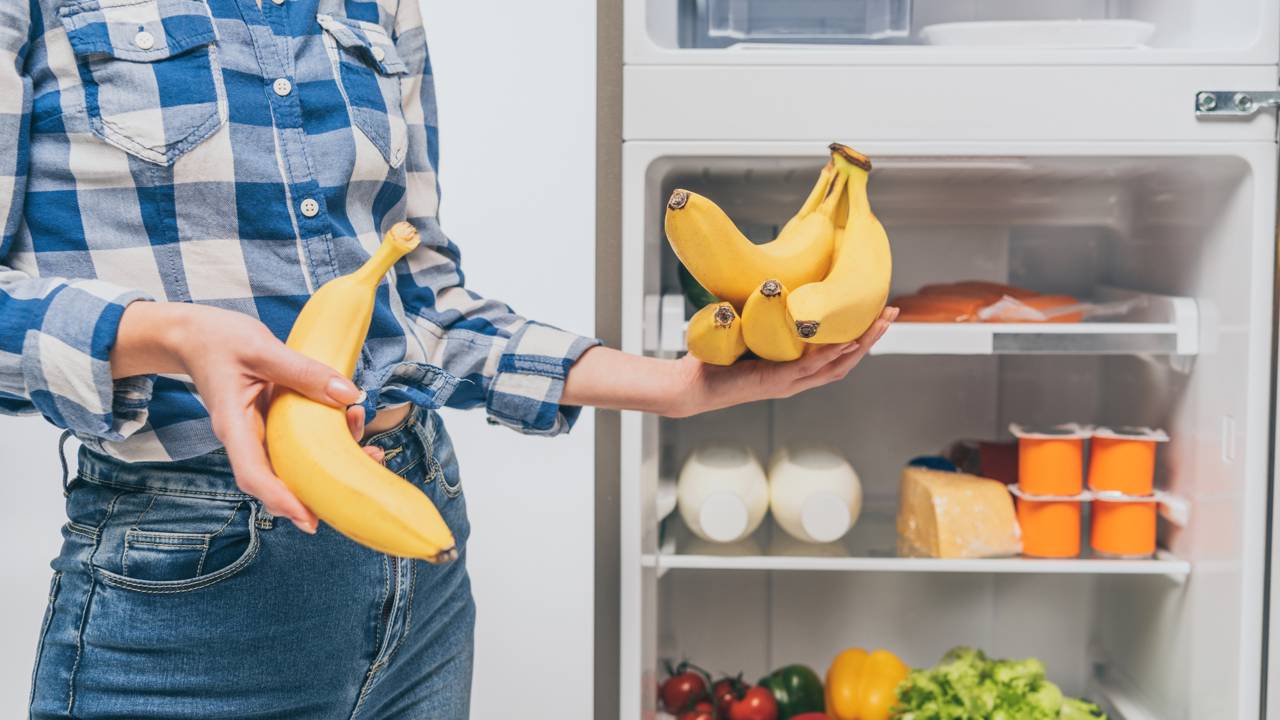 A melhor rotina de limpeza para manter sua geladeira impecável
