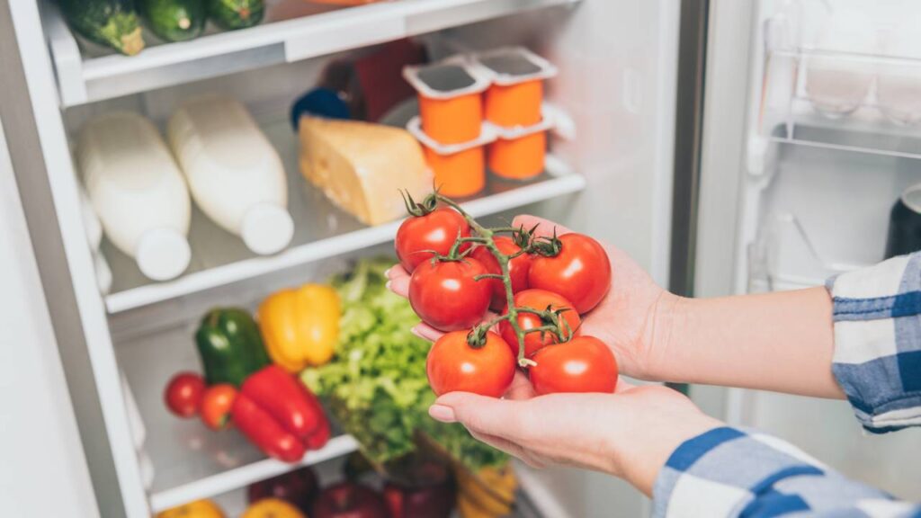 A melhor rotina de limpeza para manter sua geladeira impecável