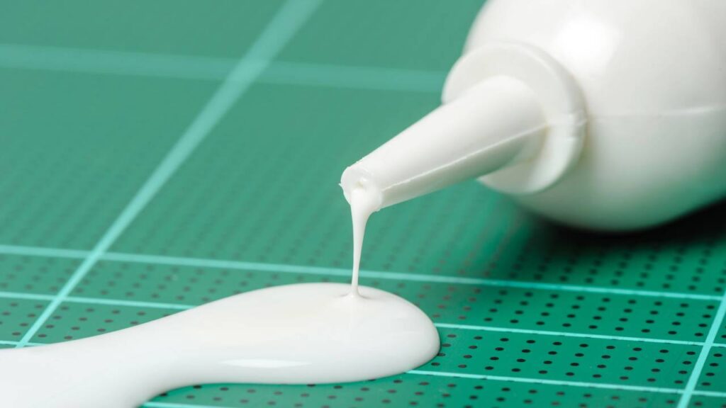 Misturei bicarbonato com cola e descobri um truque incrível para reparos