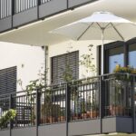 Adeus grades de ferro! Transforme a fachada da sua casa com mais luz, segurança e estilo