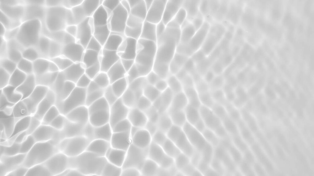 Adeus piscinas comuns! O novo visual que tá dominando as áreas externas neste verão