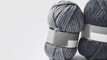 Porta-utensílios de crochê cinza chumbo para organizar com estilo