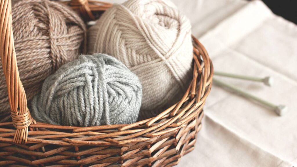 Essa combinação de cores geométricas virou tendência no crochê criativo