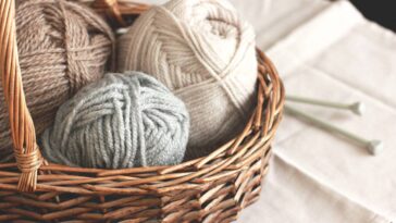 Capa para carregador de celular em crochê prática e segura para proteger