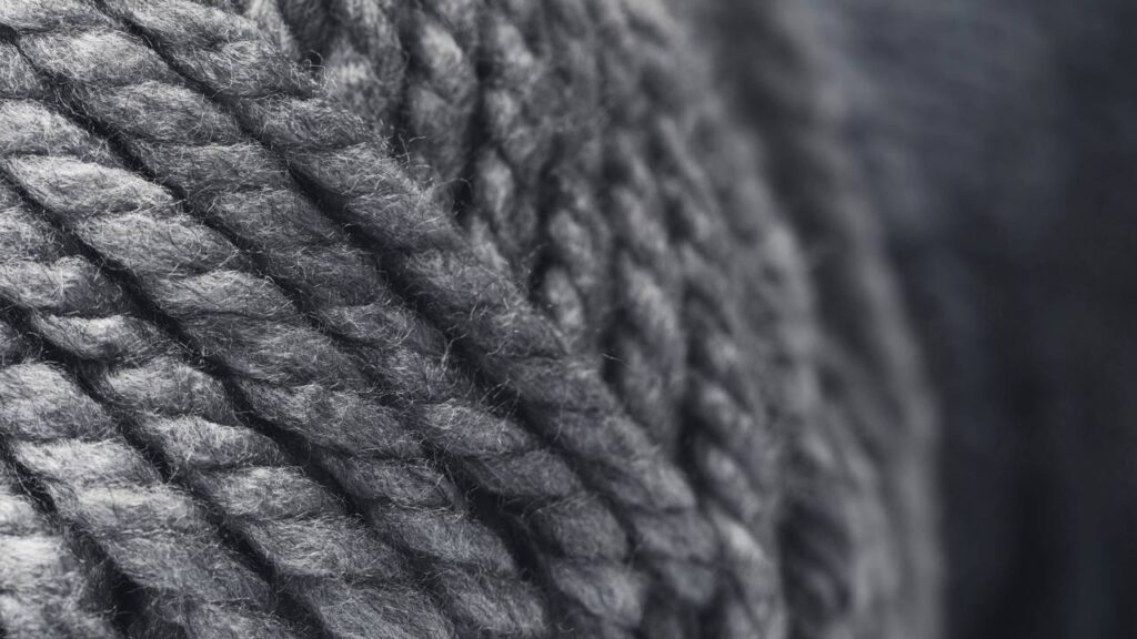 Caminho de mesa minimalista cinza para decorar com elegância e delicadeza