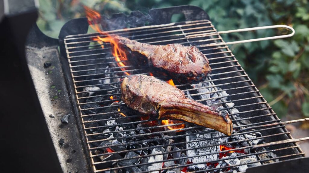 4 motivos para usar papel alumínio na limpeza da grelha antes do churrasco