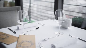 Porta-guardanapos de crochê em flor para deixar a mesa mais delicada