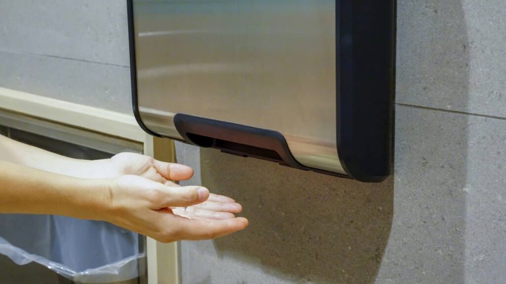 Adeus toalhas de mão! Conheça a nova tendência para banheiros em 2026